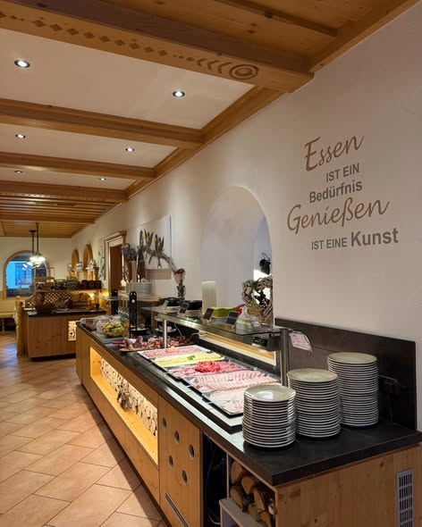 Bild zu Der Tag startet mit knusprigem Gebäck, frischem Obst und dem Blick auf verschneite Gipfel. Zwischendurch lockt eine wärmende Suppe und ein süßer Nachmittagssnack, bevor am Abend kulinarische Highlights serviert werden. So schmeckt Winterurlaub im Lärchenhof.