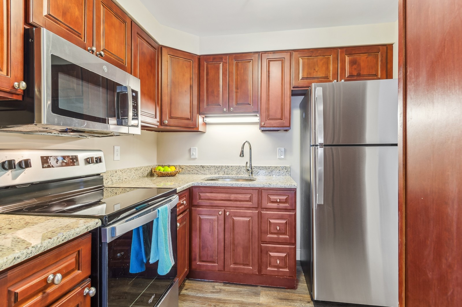 Leisure Park model apartment kitchen Leisure Park Lakewood (732)370-0444