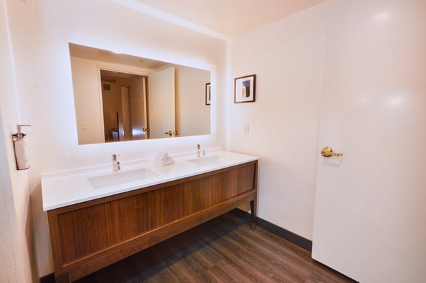 Images Holiday Inn & Suites Oakland - Airport by IHG