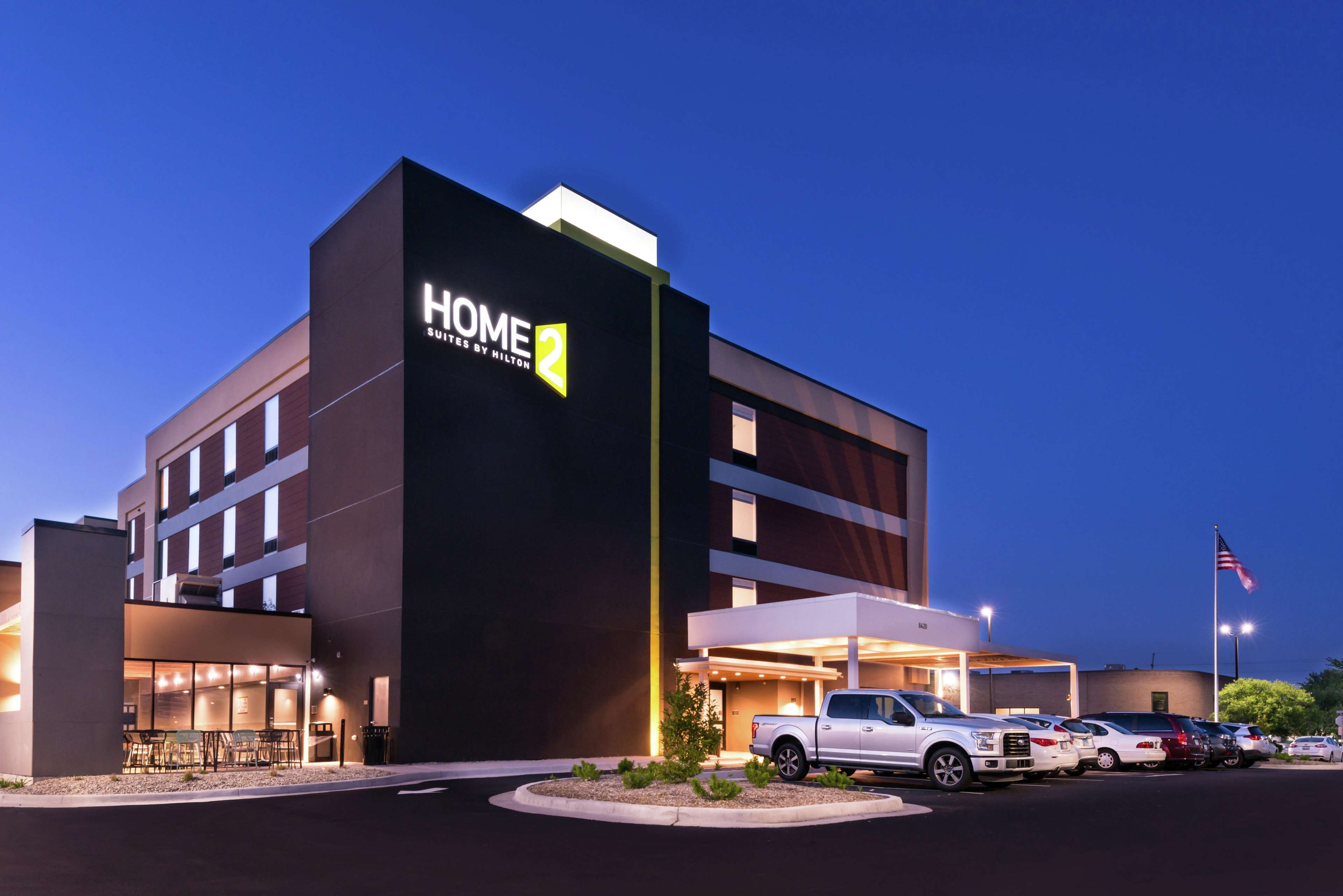 Home 2. Home2 Suites by Hilton. Хилтон Майбург. Отель для машин Хилтон.