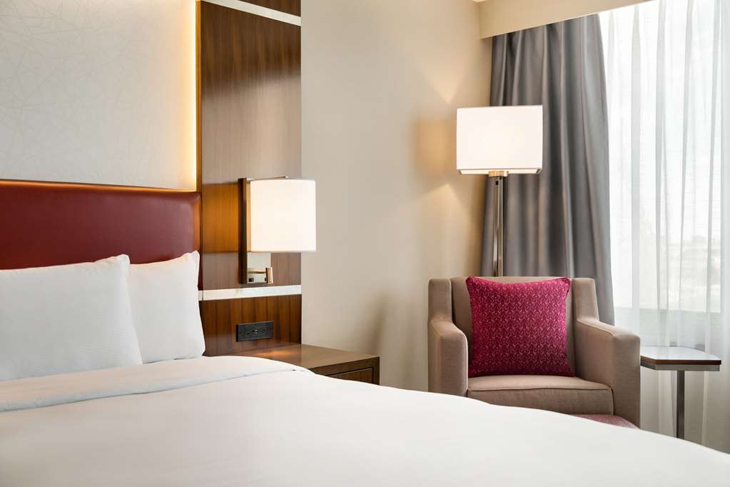 Guest room DoubleTree by Hilton Hotel Toronto Airport West Mississauga (905)624-1144