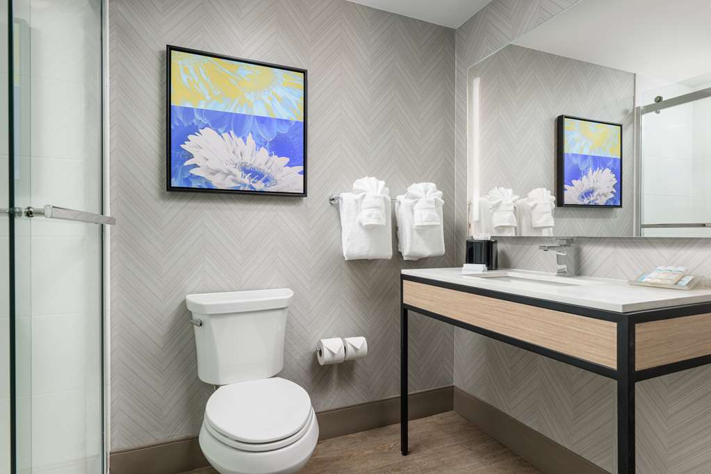 Guest room bath