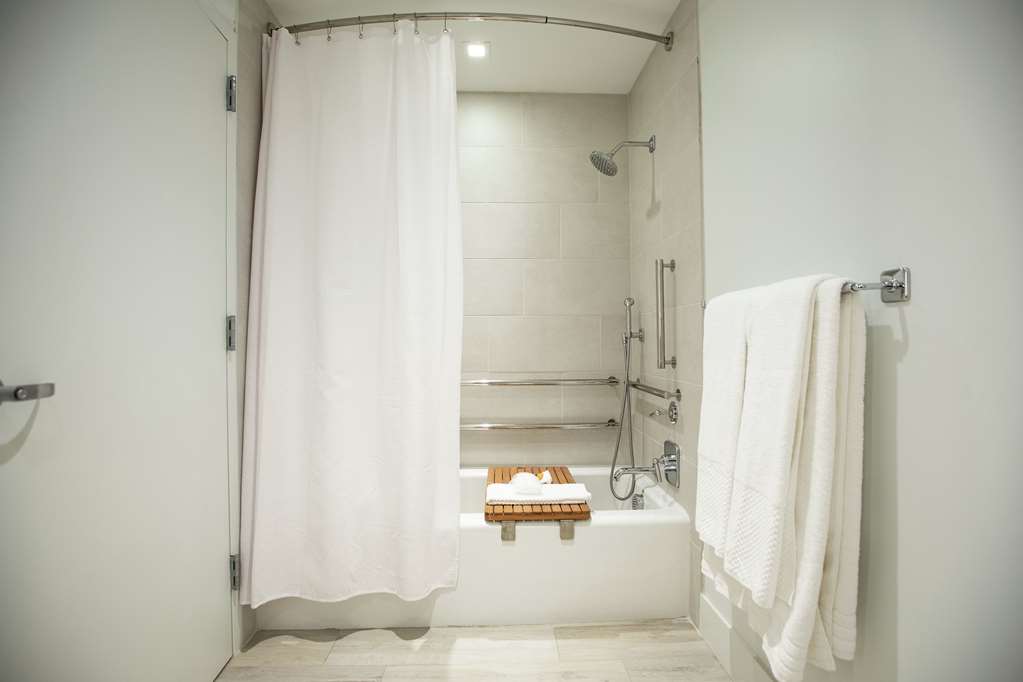 Guest room bath