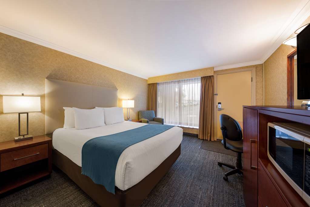 Best Western Voyageur Place Hotel in Newmarket: Queen Room in motel section