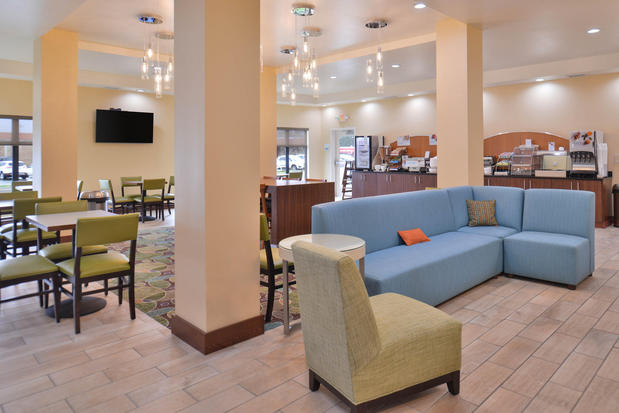 Images Holiday Inn Express & Suites Dearborn SW - Detroit Area by IHG