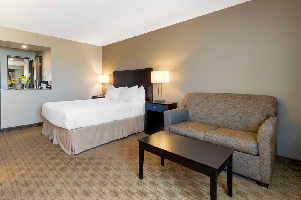 Best Western Pembroke Inn & Conference Centre à Pembroke: Queen bed with Fireplace and Sofa Bed