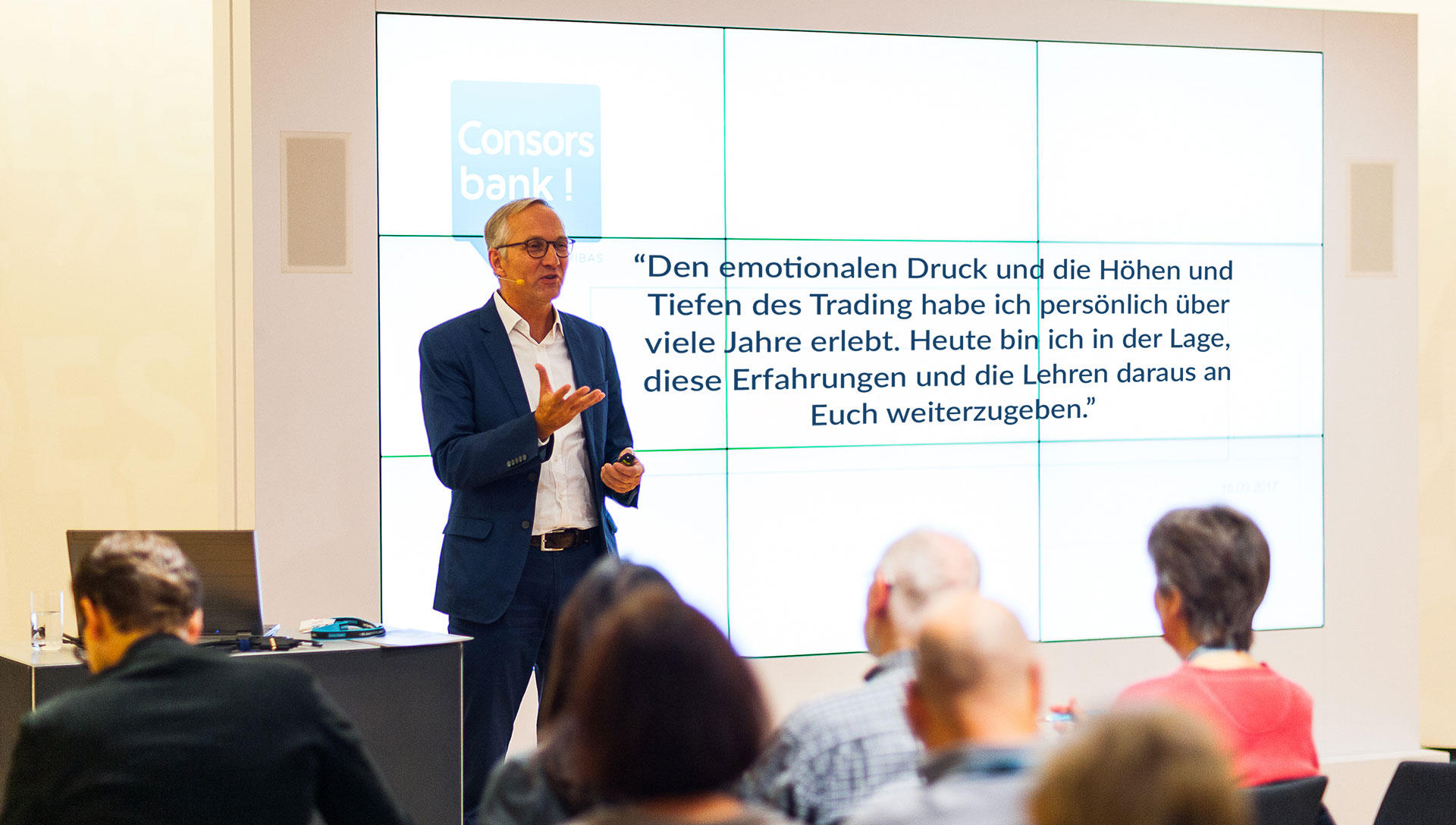 Seit zehn Jahren berät Roland Ullrich private wie professionelle Anleger und Trader, schreibt Fachbeiträge und Bücher, hält Vorträge und leitet Seminare zu den Themen Trading-Psychologie und hirngerechte Börsenstrategien in Frankfurt.