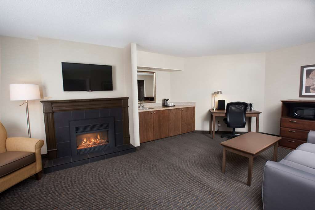 King Suite with Jetted Tub Best Western Plus Cairn Croft Hotel Niagara Falls (905)356-1161