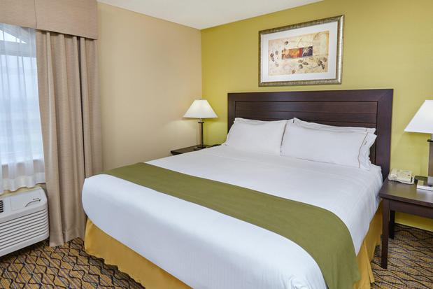 Images Holiday Inn Express & Suites Chicago-Libertyville, an IHG Hotel