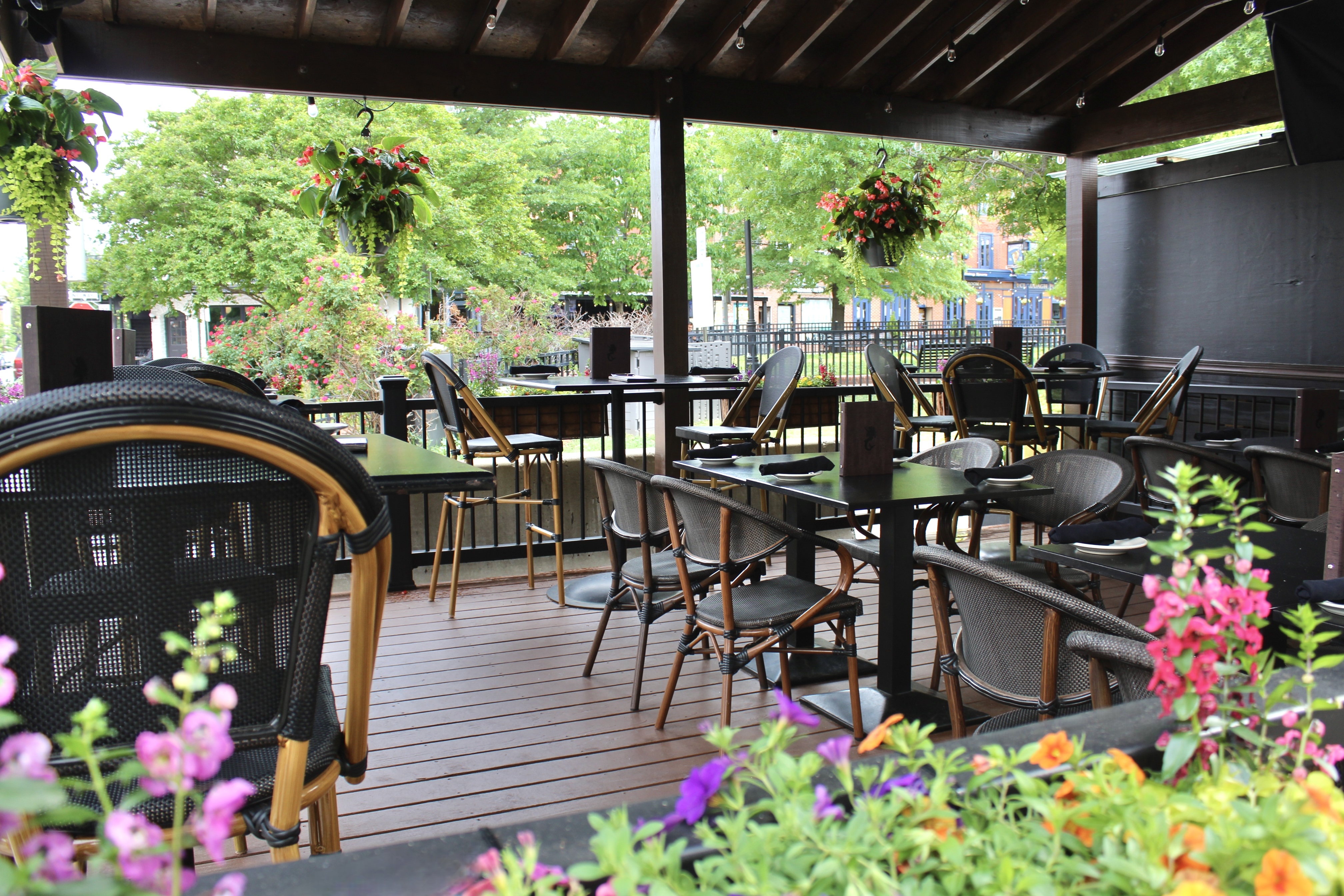 Mama's On The Half Shell Patio outdoor dining area 