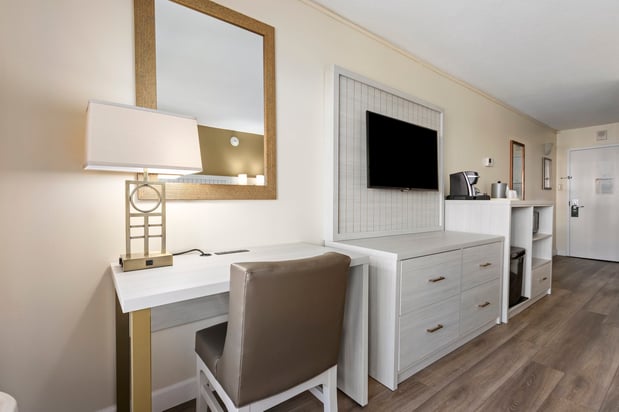 Images Holiday Inn & Suites Clearwater Beach by IHG
