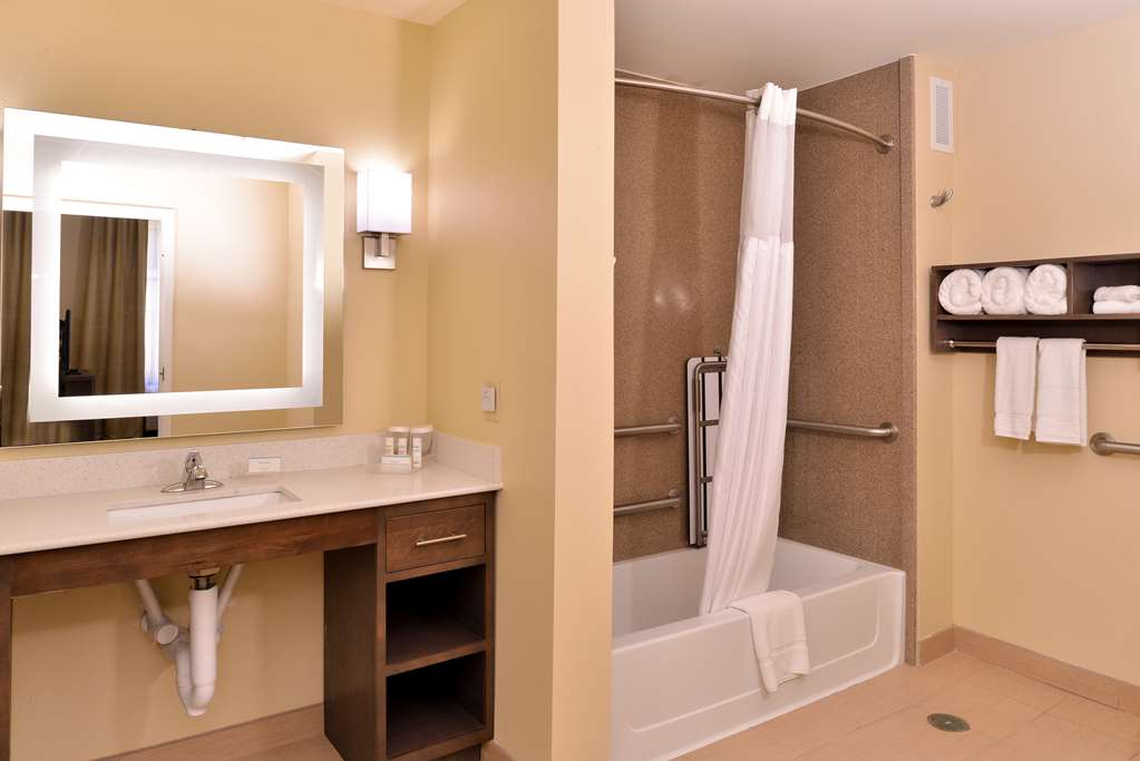 Guest room bath