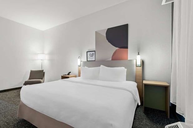 Images Spark by Hilton Tupelo