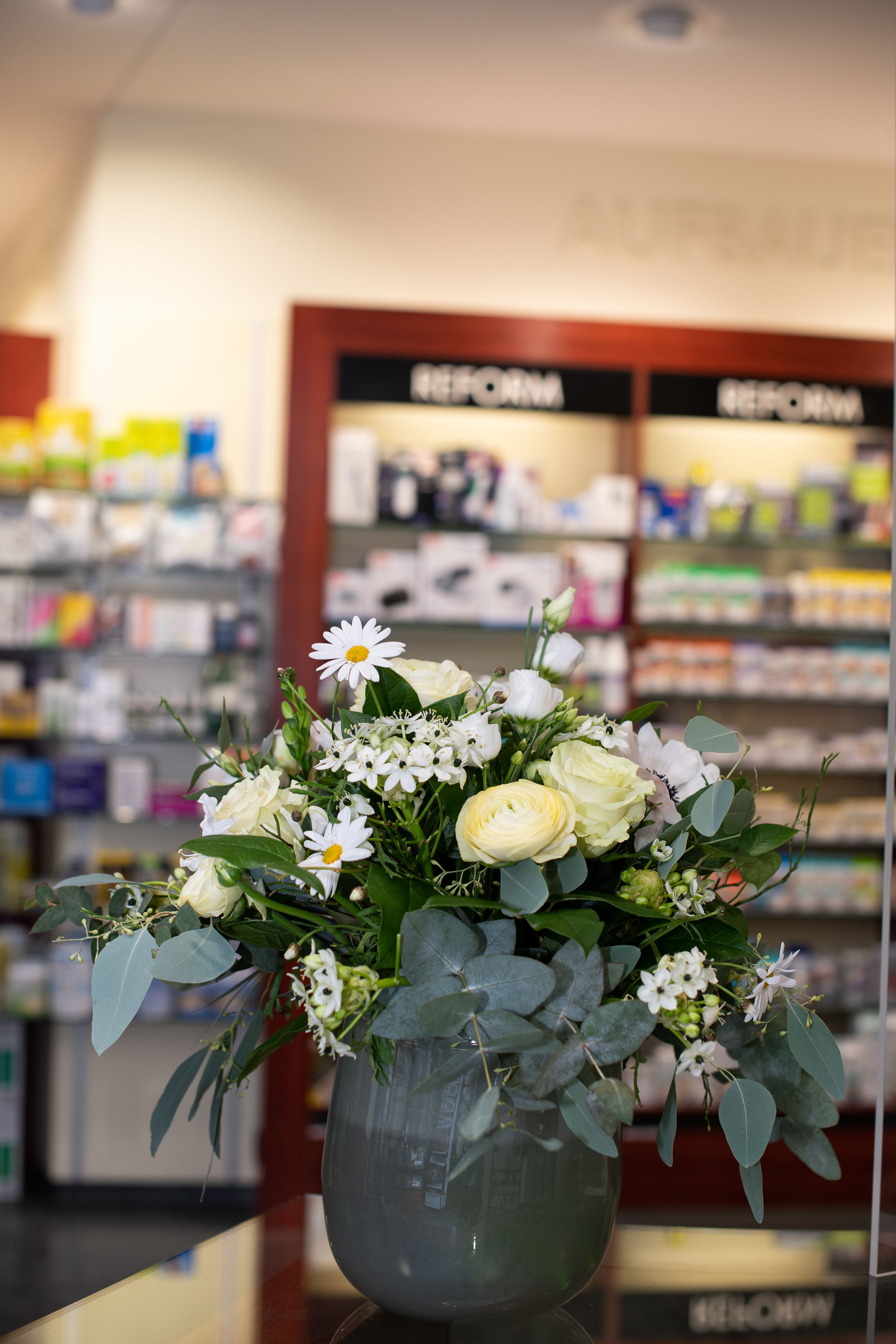 Bilder Gotthard Apotheke Parfumerie