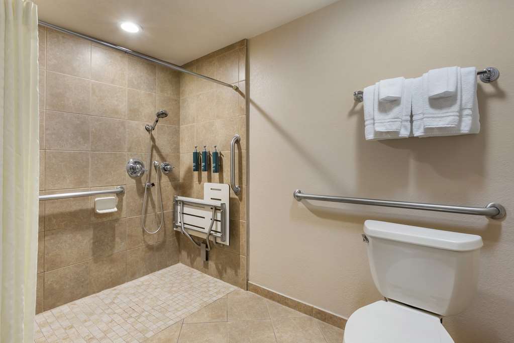 Guest room bath