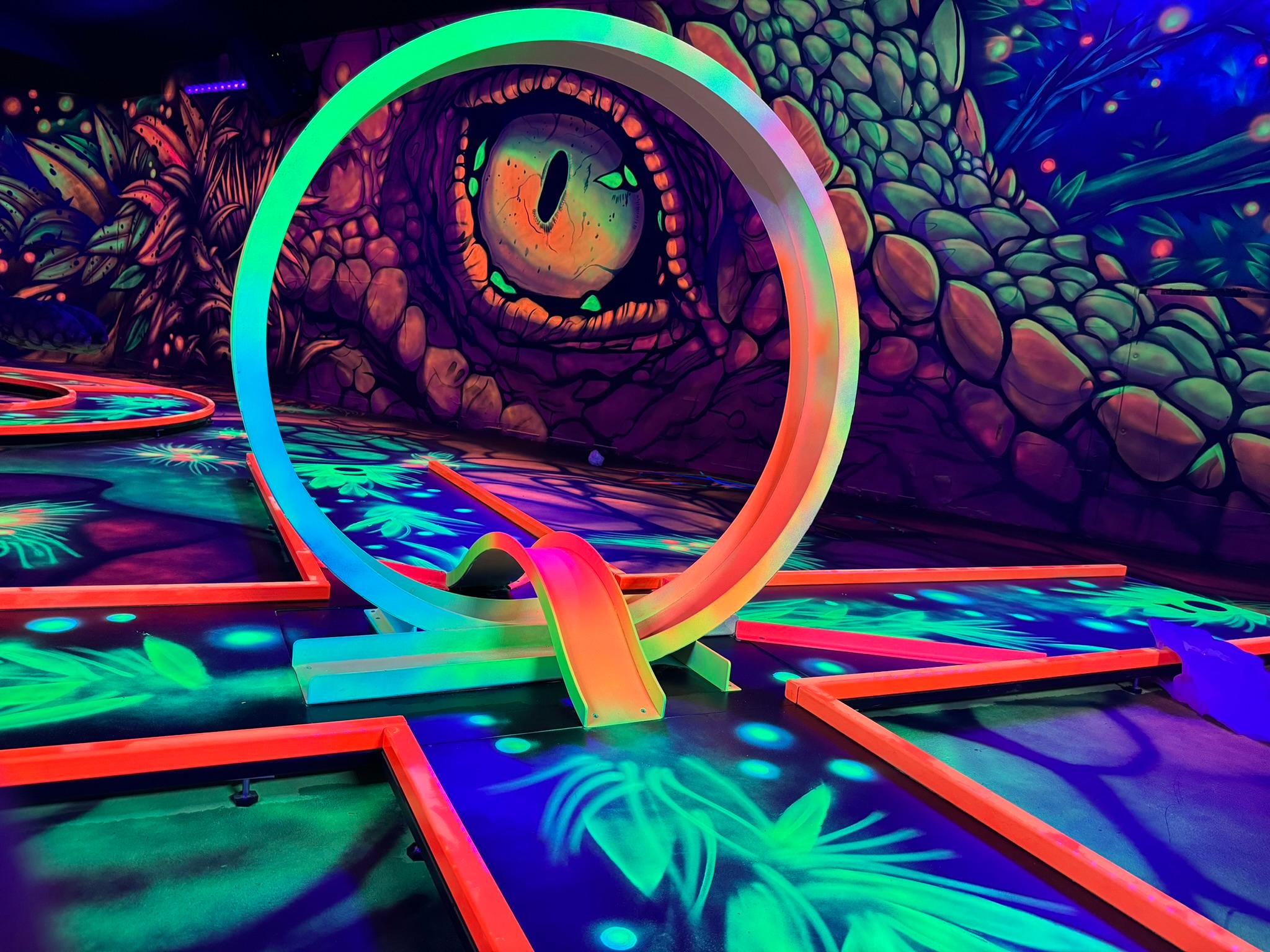 GlowZone 4D Schwarzlicht Minigolf Essen - West Borbeck, Wüstenhöferstraße 234 in Essen