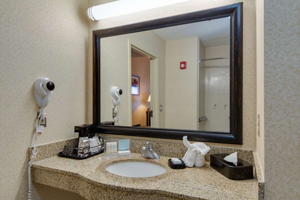 Guest room bath