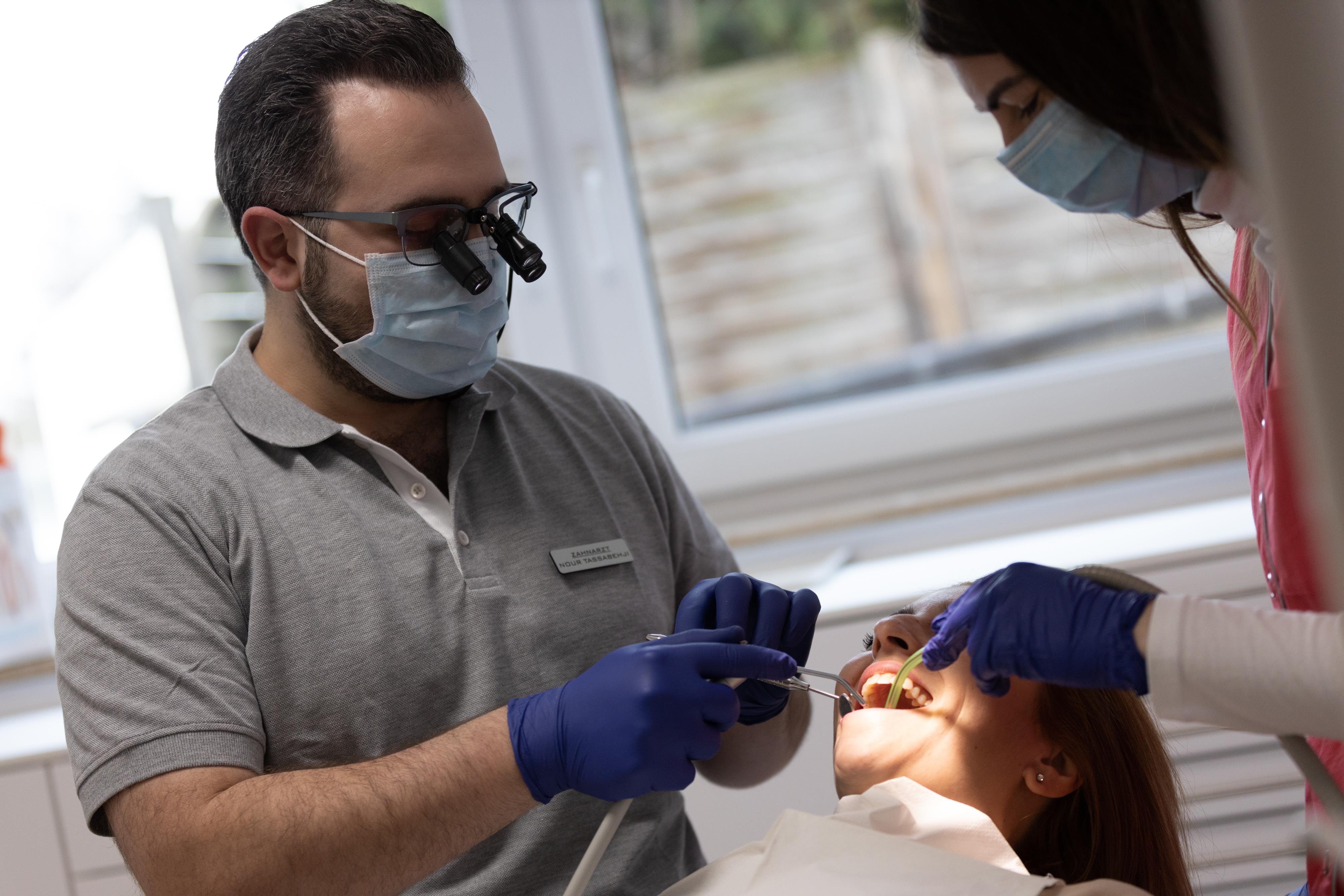 Implantologie in der Zahnarztpraxis Nour Tassabehji - REHBACH 35 in Neuhofen