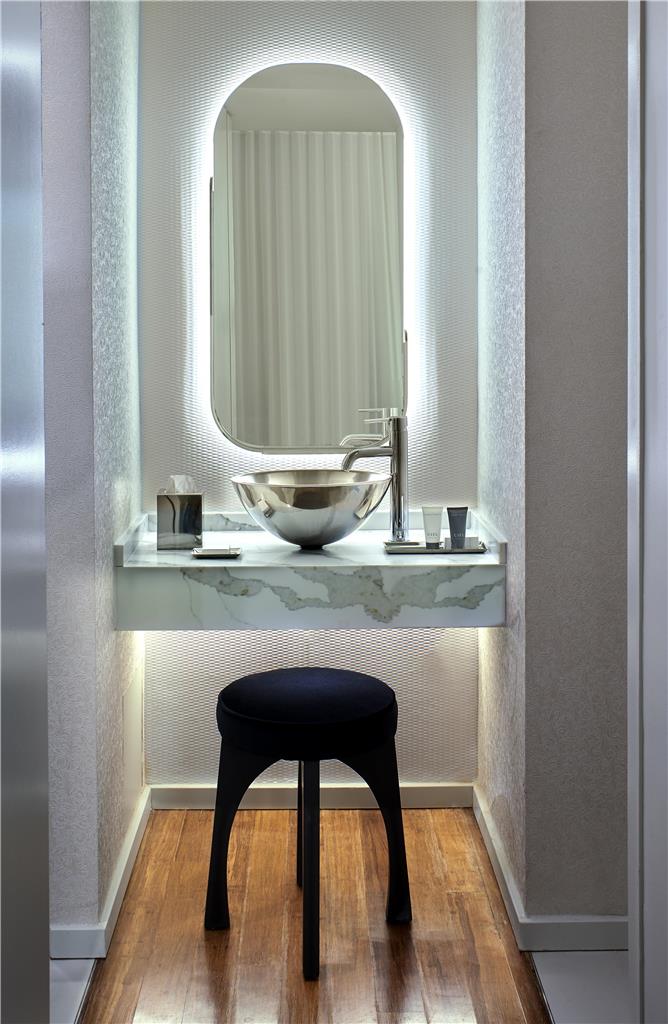Guest room bath