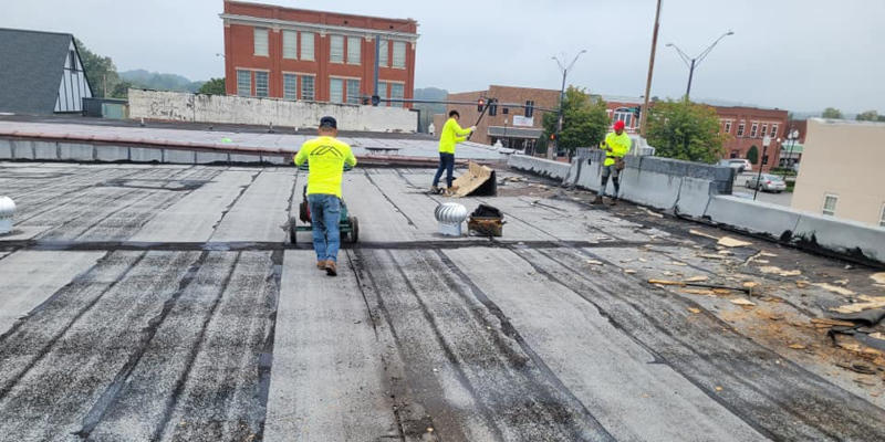 WE HAVE THE RIGHT EXPERIENCE TO TACKLE ANY COMMERCIAL ROOF REPLACEMENT PROJECT AND GET THE JOB DONE RIGHT.