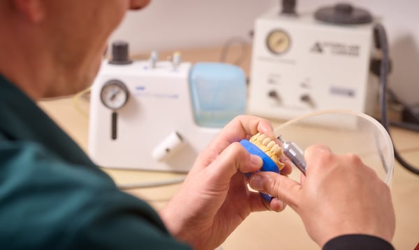 Zahnarztpraxis Dr. Hahn Ferreira & ZÄ Radha – Zahnarzt Saarbrücken - Dentallabor