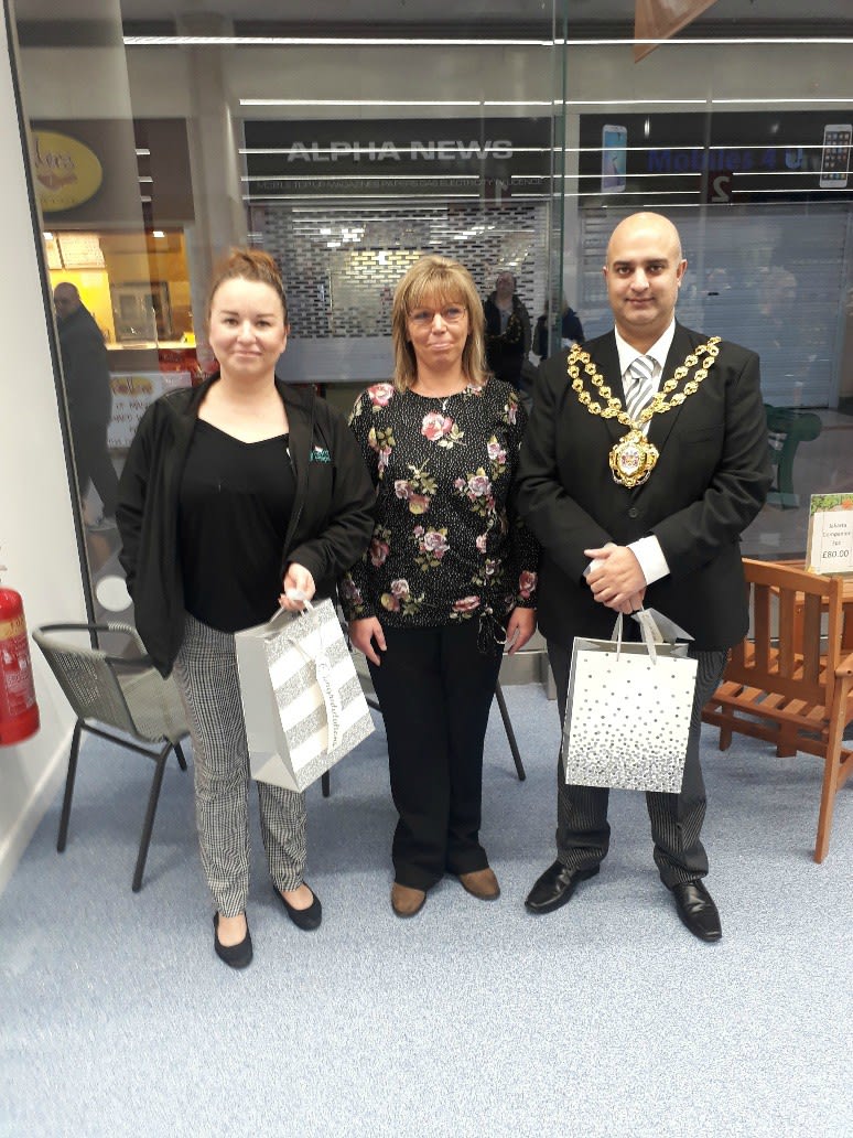 The new B&M store in Spindles Shopping Centre, Oldham invited Mayor, Councillor Shadab Qumer and representatives from local charity Dr Kershaw's Hospice. The latter received £250 worth of B&M vouchers as a thank you for opening the store.