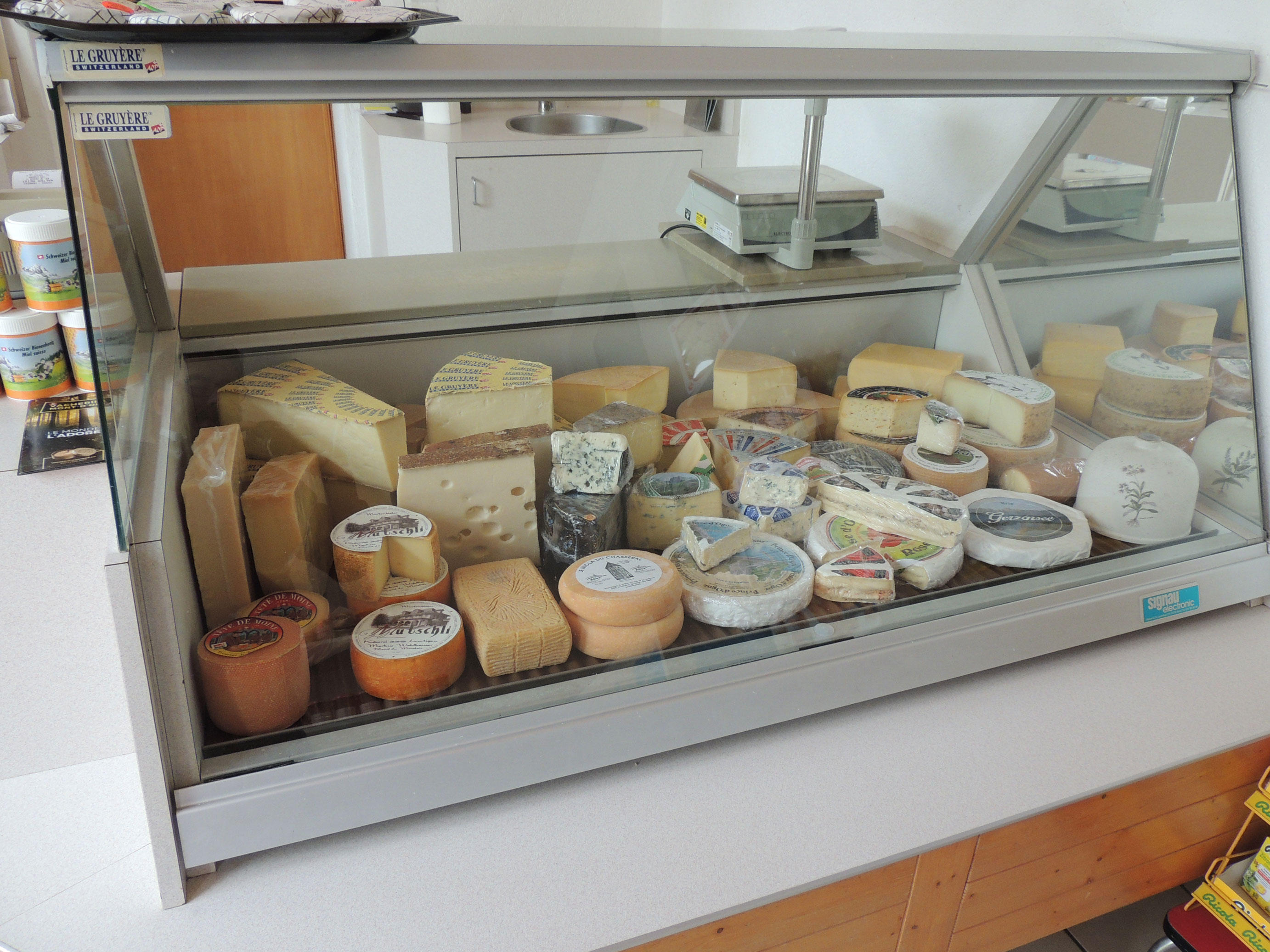 Walter und Hanni Reist, Fromagerie et Laiterie, Route de Chenaux 11 in Lugnorre