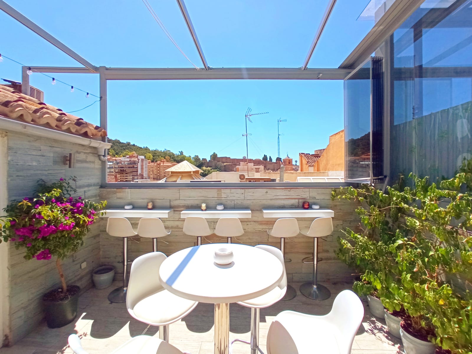 Images Terraza la Merced Karaoke Bar