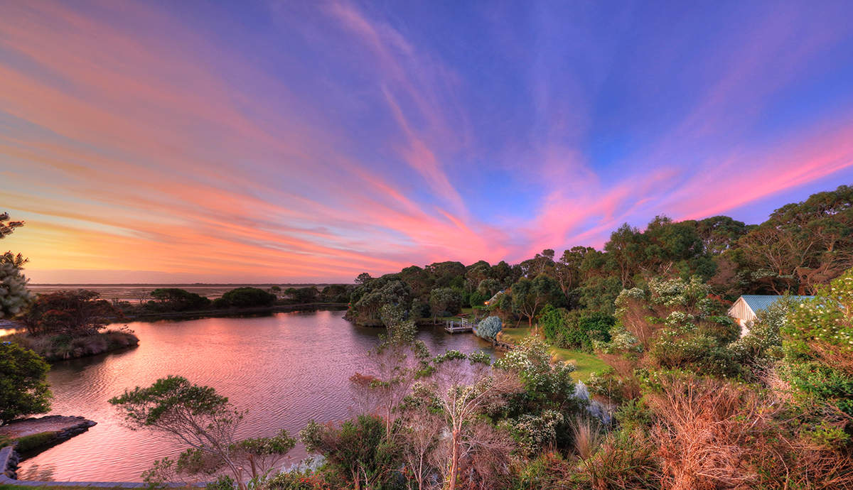 Images Stanley Lakeside Spa Cabins