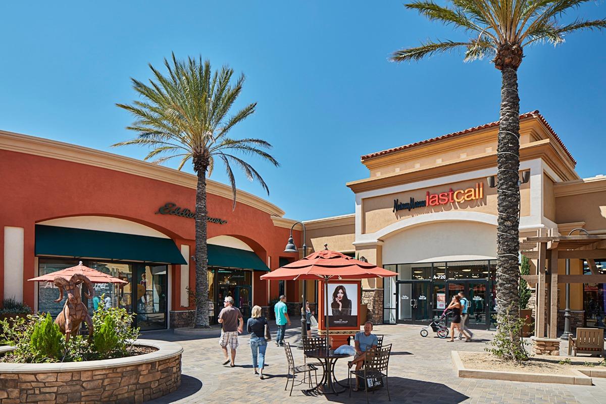 Desert Hills Premium Outlets, Cabazon California (CA) - www.waldenwongart.com