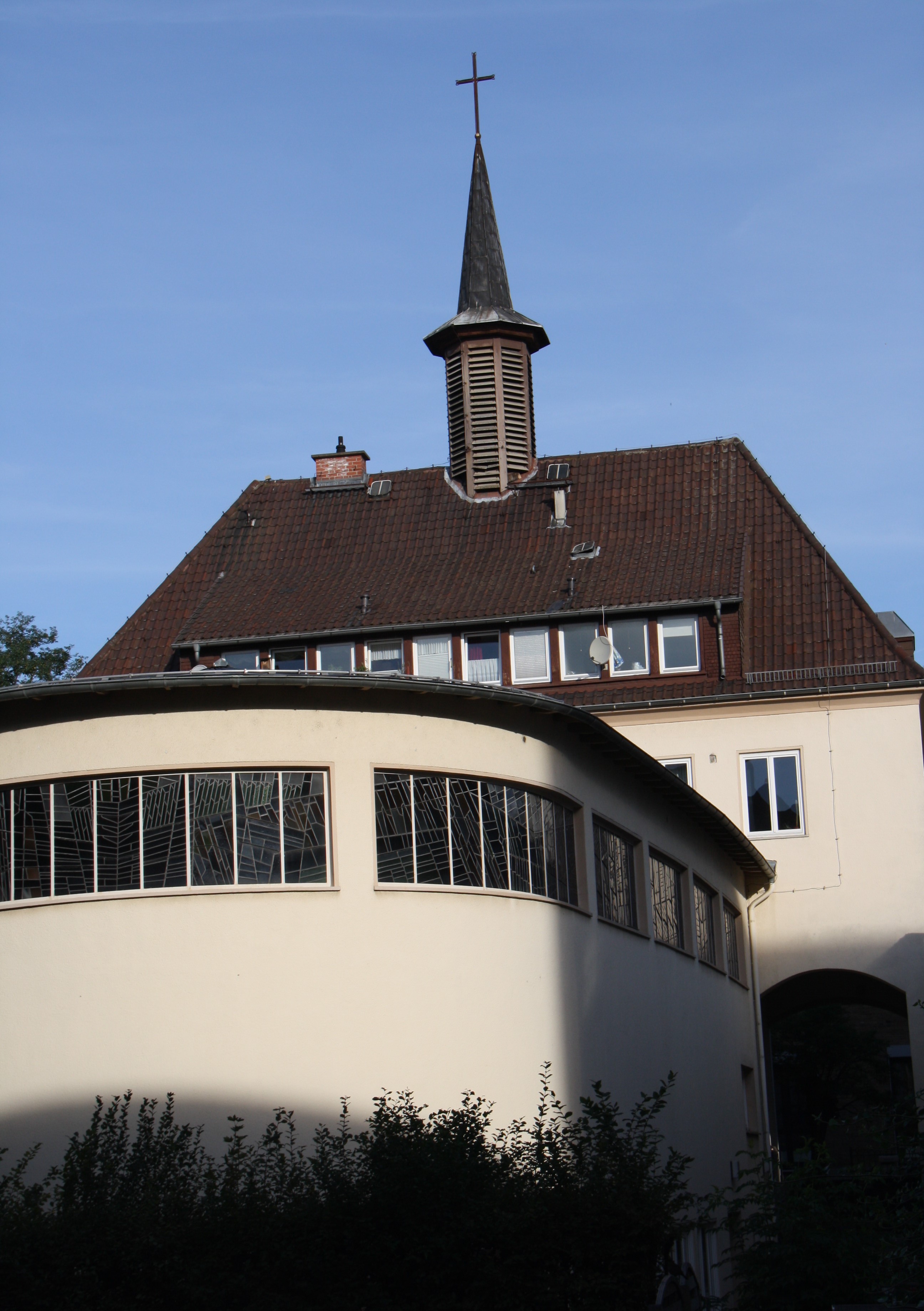 Die Lukaskirche wurde 1952/53 gebaut. Sie ist aufgrund ihrer architektonischen, kirchengeschichtlichen und künstlerischen Bedeutung hessisches Kulturdenkmal. Das Gebäude passt sich in die städtische Bebauung der Löberstraße an und ist von der Straße aus k