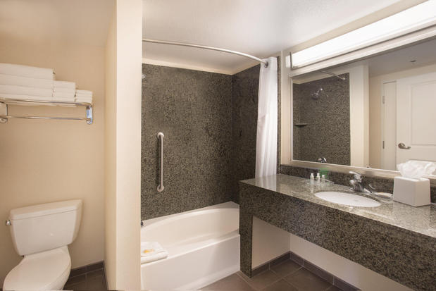 Images Holiday Inn & Suites Scottsdale North - Airpark, an IHG Hotel