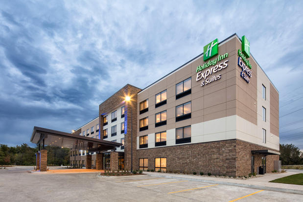 Images Holiday Inn Express & Suites East Peoria - Riverfront, an IHG Hotel