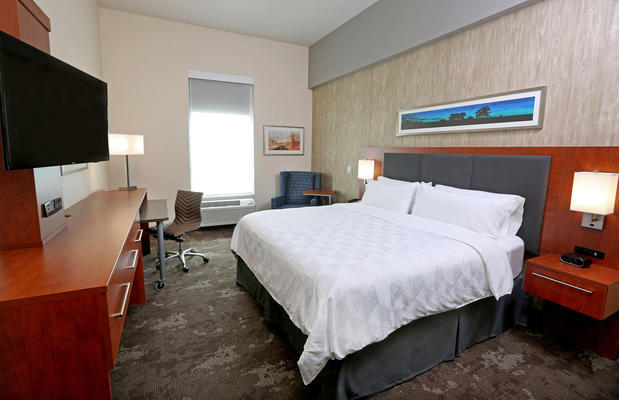 Images Holiday Inn & Suites Sioux Falls - Airport, an IHG Hotel