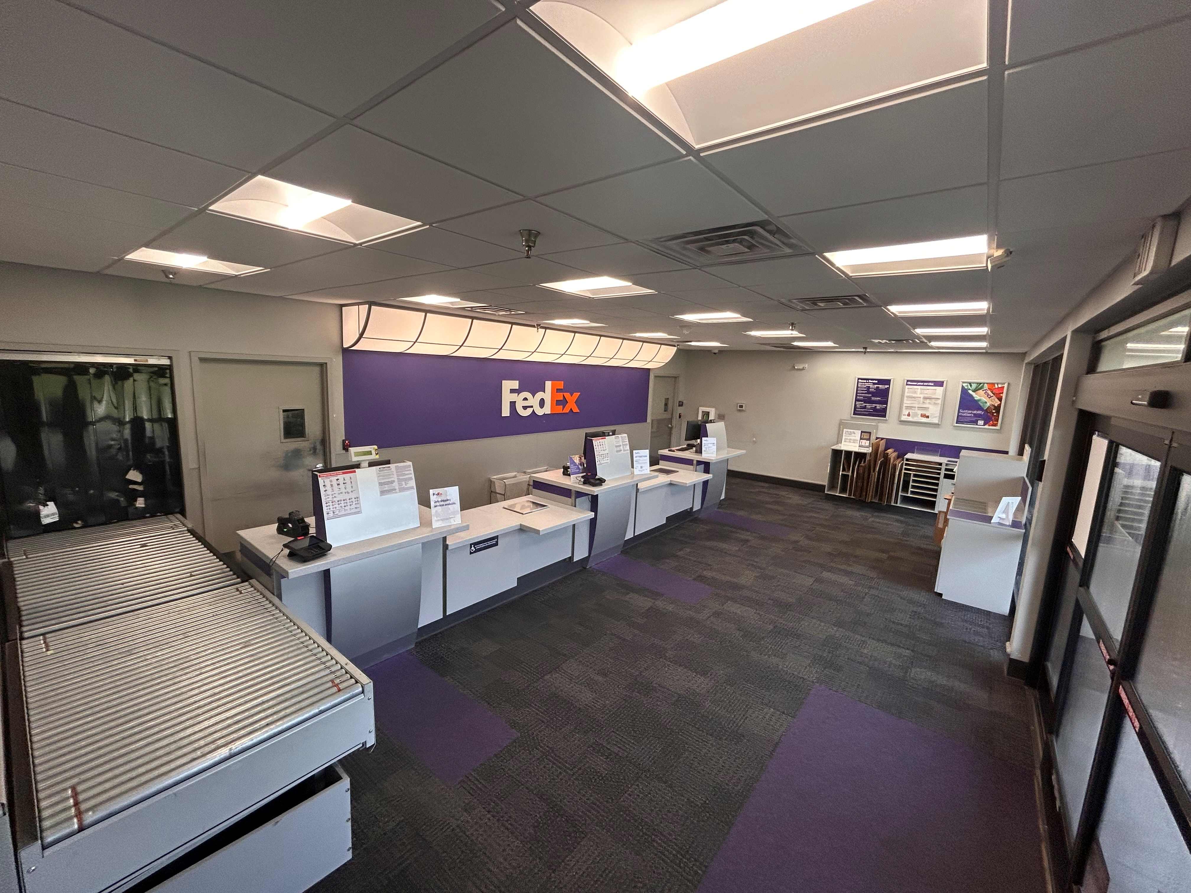 FedEx Office Ship Center Image