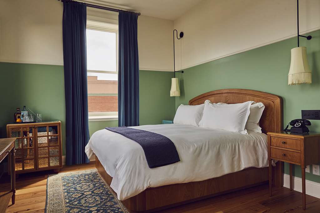 The Drayton Hotel Savannah, Curio Collection by Hilton
