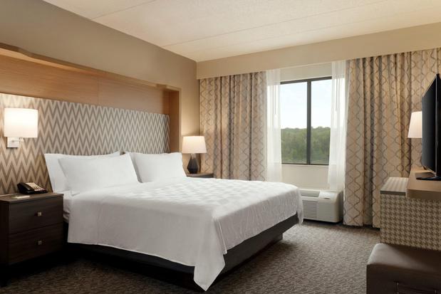 Images Holiday Inn & Suites Council Bluffs-I-29, an IHG Hotel
