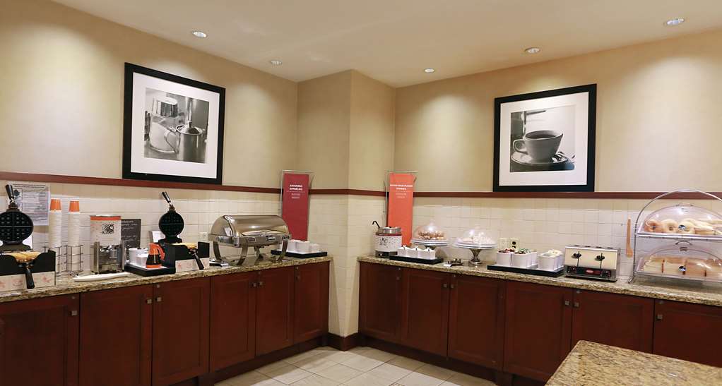Hampton Inn & Suites by Hilton Laval in Laval: Breakfast Area