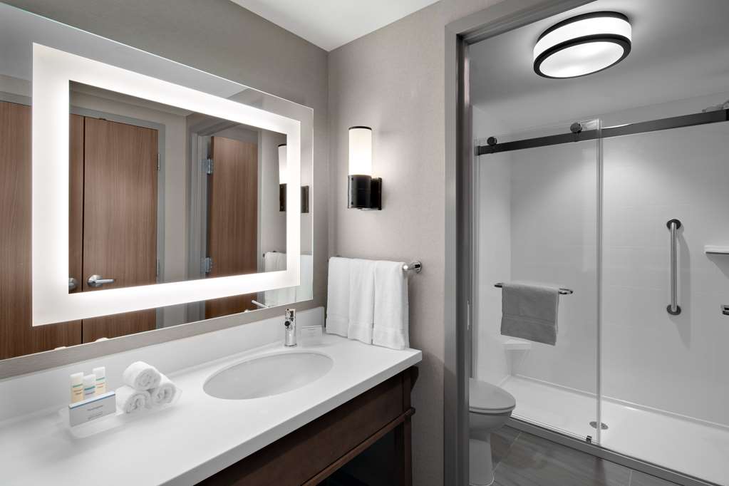 Guest room bath