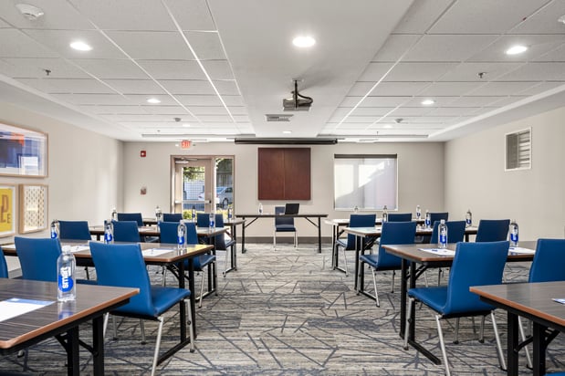 Images Holiday Inn Express & Suites Lincoln-Roseville Area by IHG
