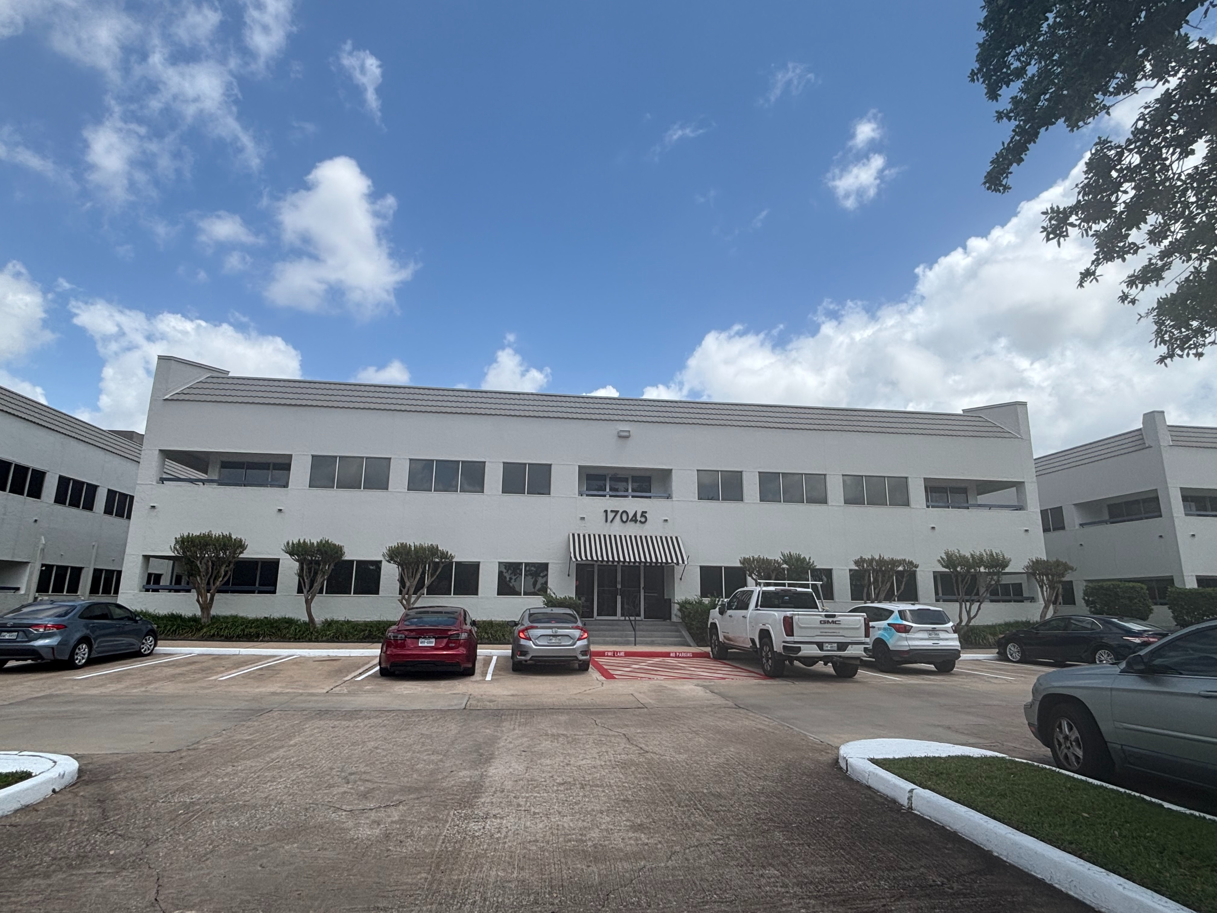 Parking lot view of the FastFit Clear Lake building