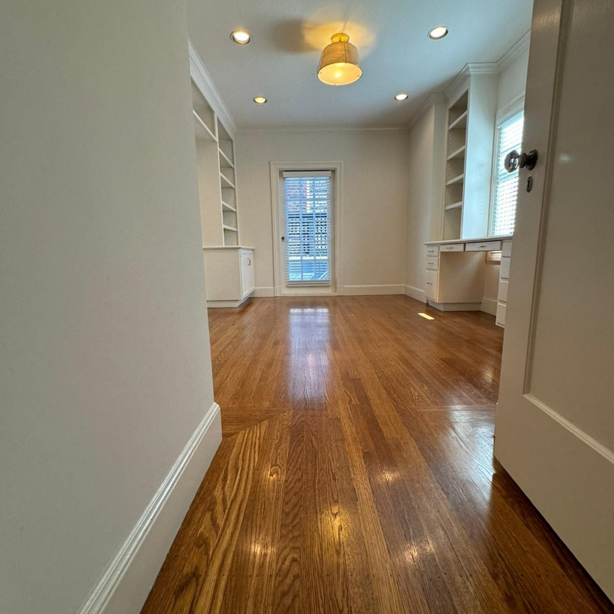 Make a strong first impression with a pristine entryway! Our cleaning services ensure your hallway and entrance areas are spotless, from the floors to the light fixtures. We pay attention to every detail, ensuring your guests are greeted by a clean and fresh space.