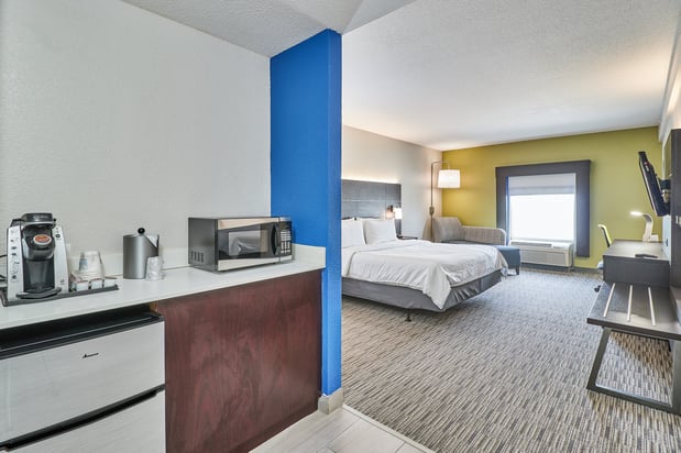 Images Holiday Inn Express & Suites Clearwater/US 19 N by IHG