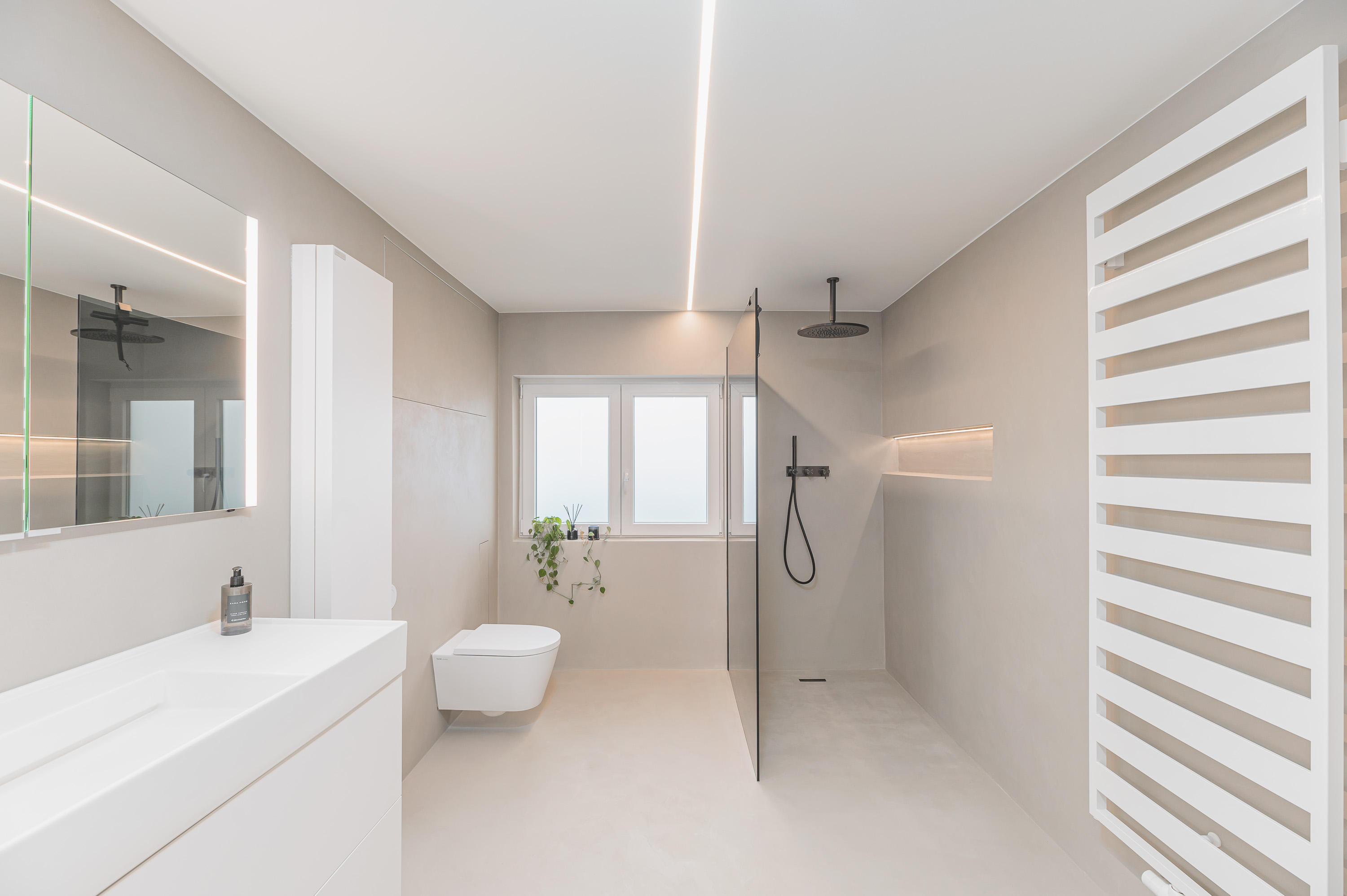 Fugenloses Bad mit Direkter LED Beleuchtung an der decke und in der Nische