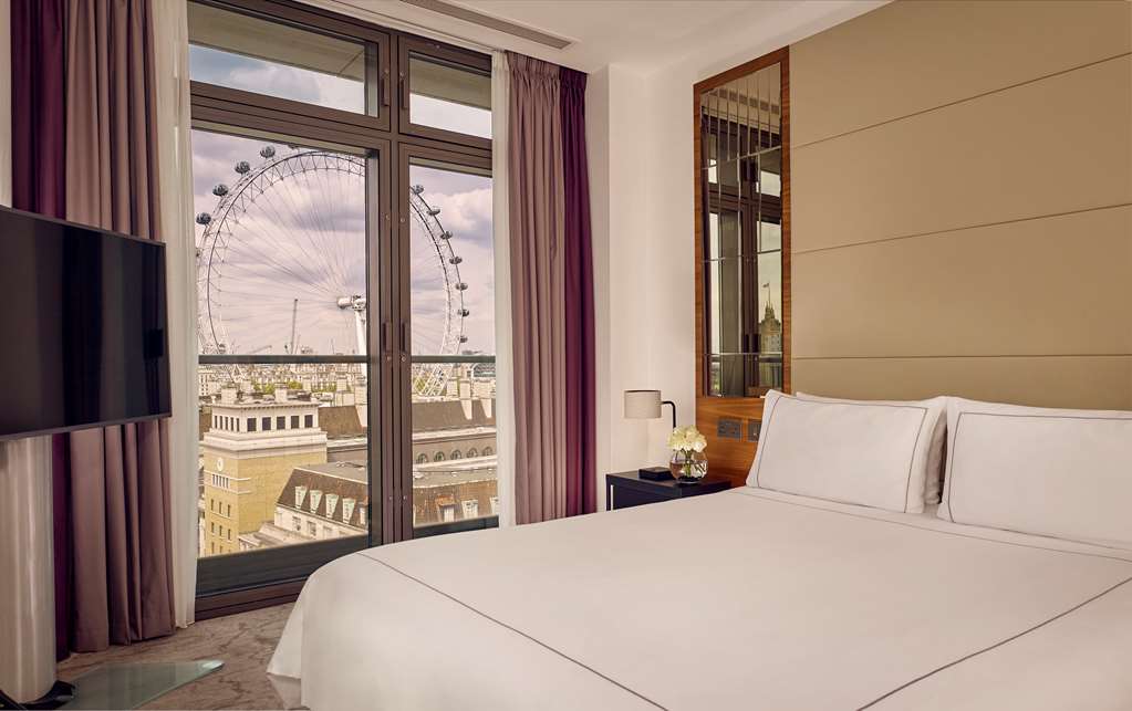 Junior Suite with London Eye view – bedroom