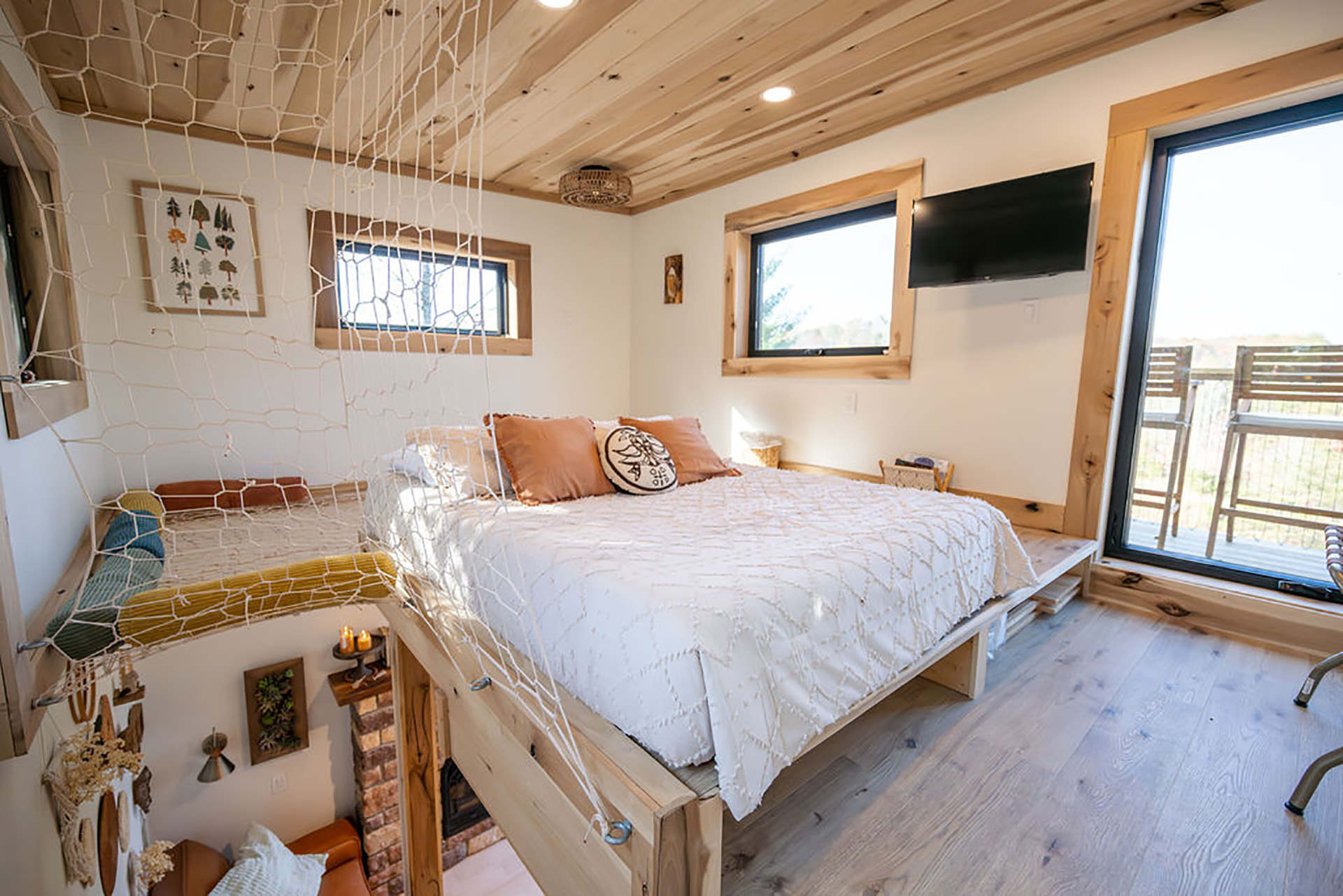 Hooting Owl Homestead Cabins Bedroom