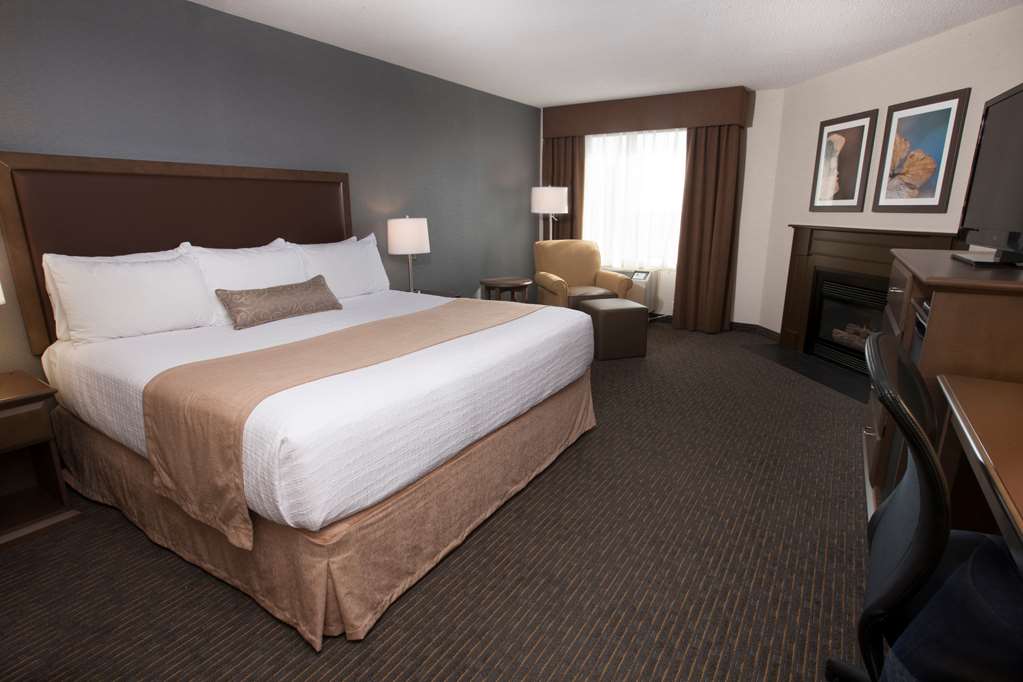 King Bed Guest Room with Fireplace Best Western Plus Cairn Croft Hotel Niagara Falls (905)356-1161