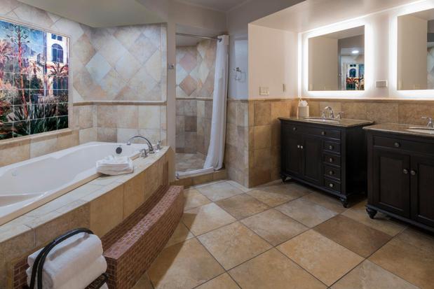 Images Holiday Inn & Suites Phoenix Airport North by IHG