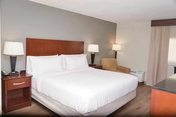 Images Holiday Inn Blmgtn Arpt South - Mall Area by IHG