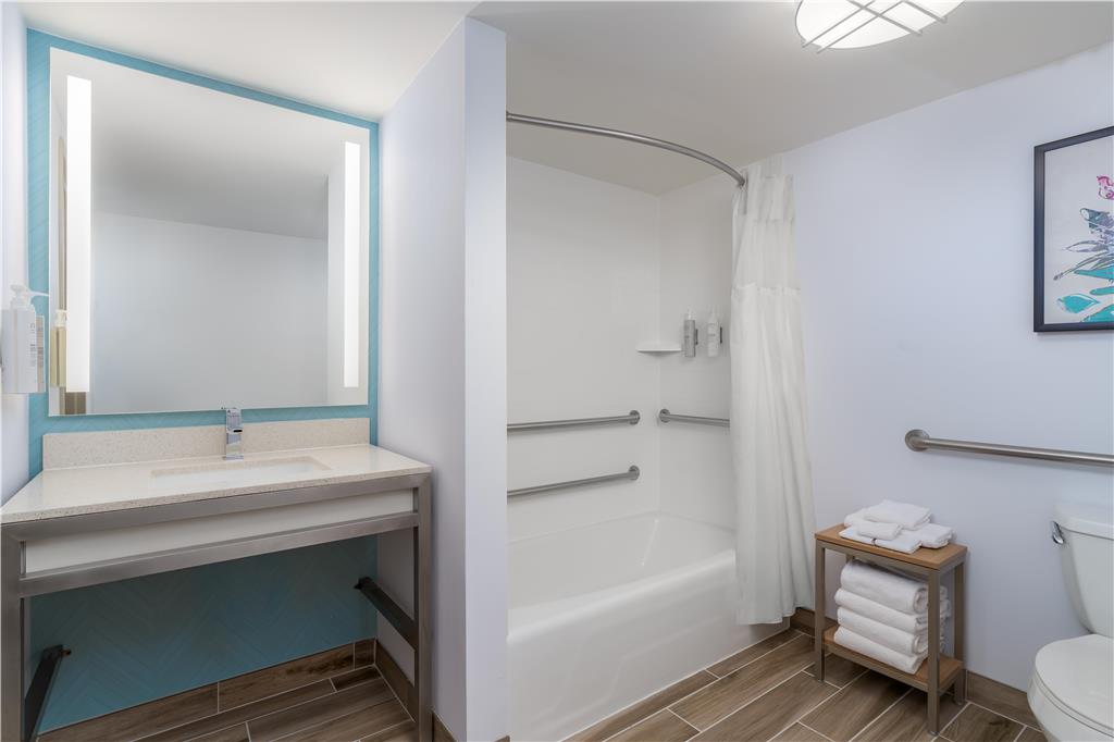 Guest room bath